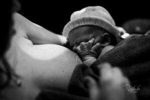 La naissance d'Anaël. Reportage de naissance, accouchement physiologique, nouveau-né.